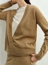 ボリューム感あるVネックニットセーター【重ね着に最適・したデザイン】