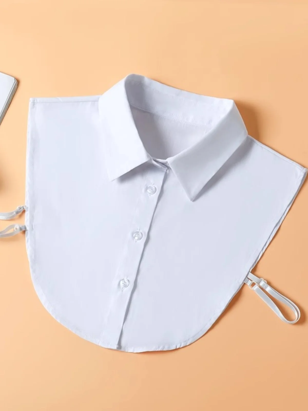 偽襟を着るだけで、秋の日常がぐっと上品になる理由は？