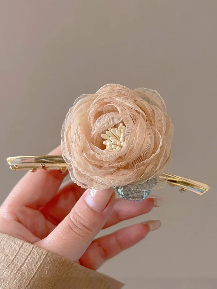ドライフラワーヘアアクセサリーをどう選ぶ？乾燥したバラの花モチーフヘアクリップが、日常の美しさを支える理由