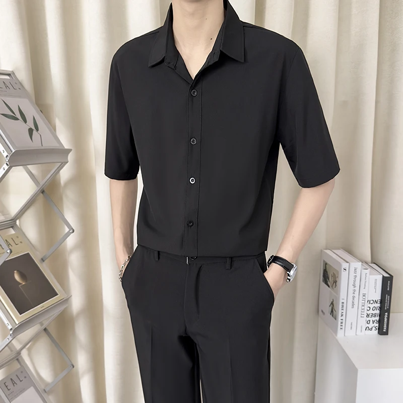 夏用ブラック半袖シャツ：きれいめカジュアルスタイルの定番アイテム