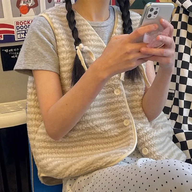 ストライプシャツを羽織るなら、今こそ選ぶべきベストは？