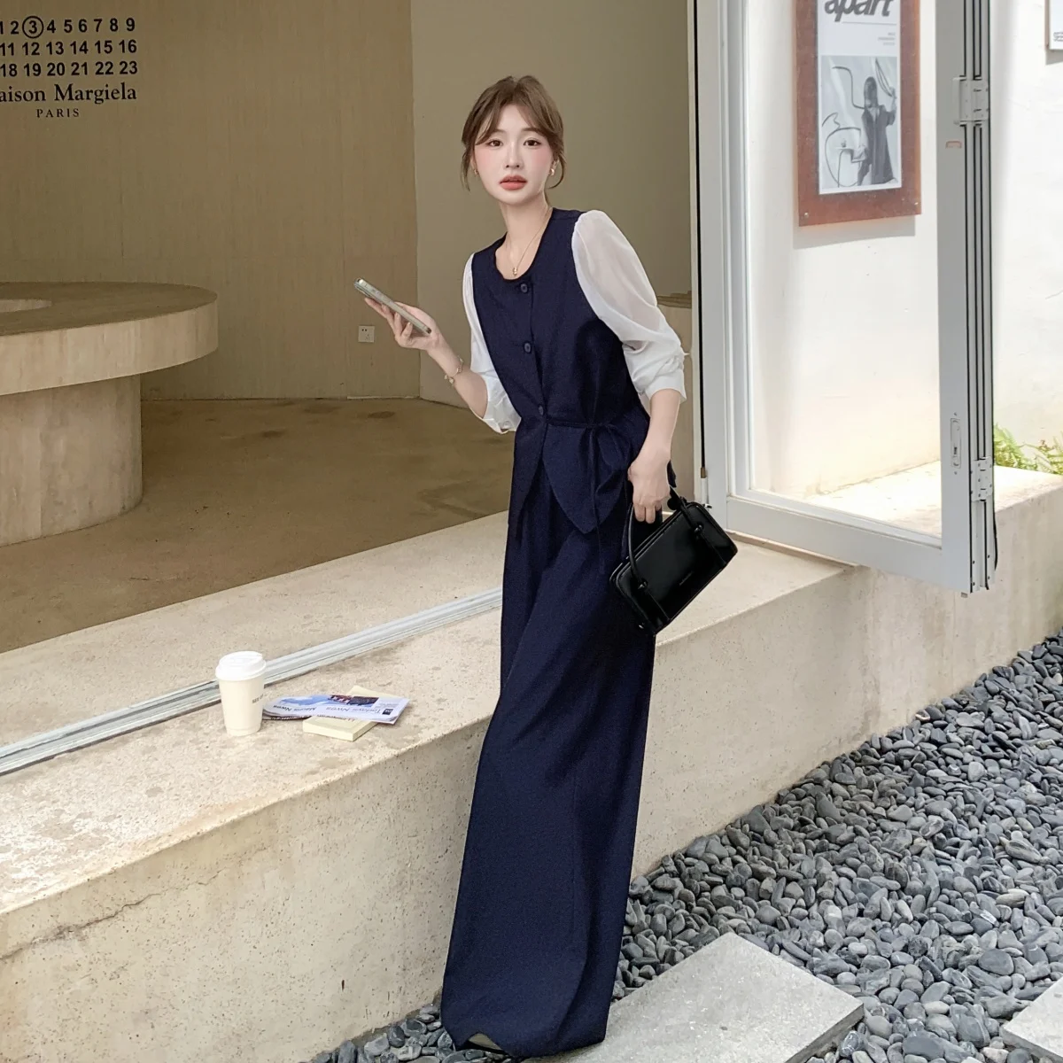 深い紺色のルーズパンツで春の気分をどう整える？