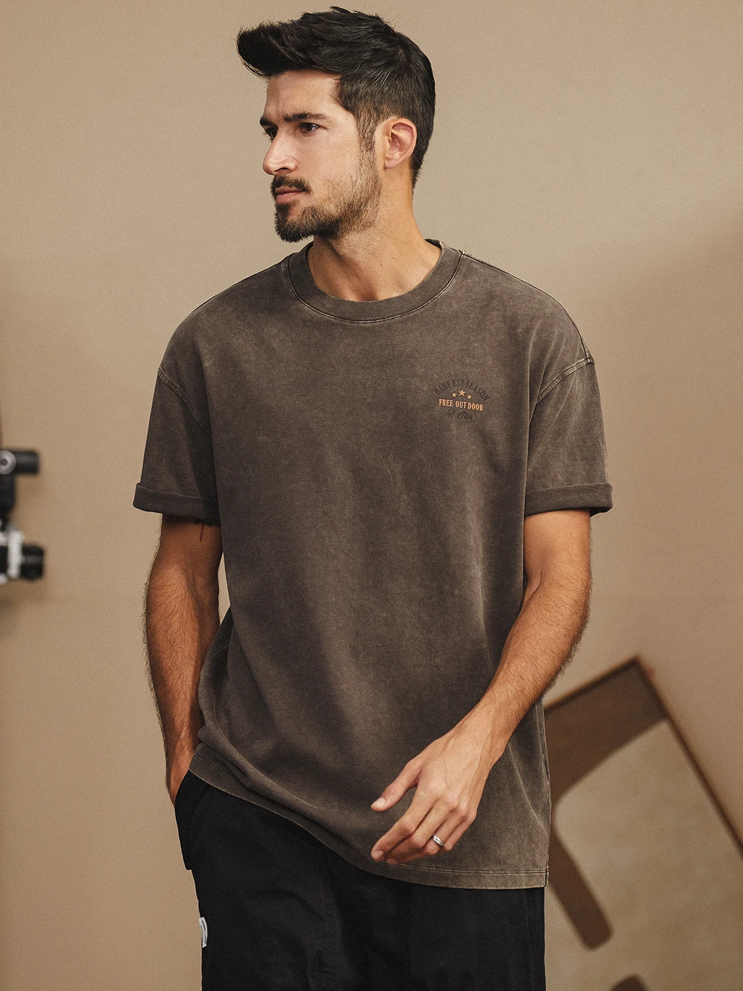 メンズTシャツの着こなしは、デザインと機能のバランスで決まる？
