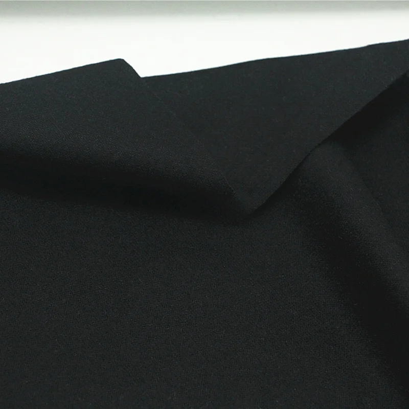 archive服とbackers服の違いを知れば、15度の日にも炭黒色でスタイリッシュに着られる？
