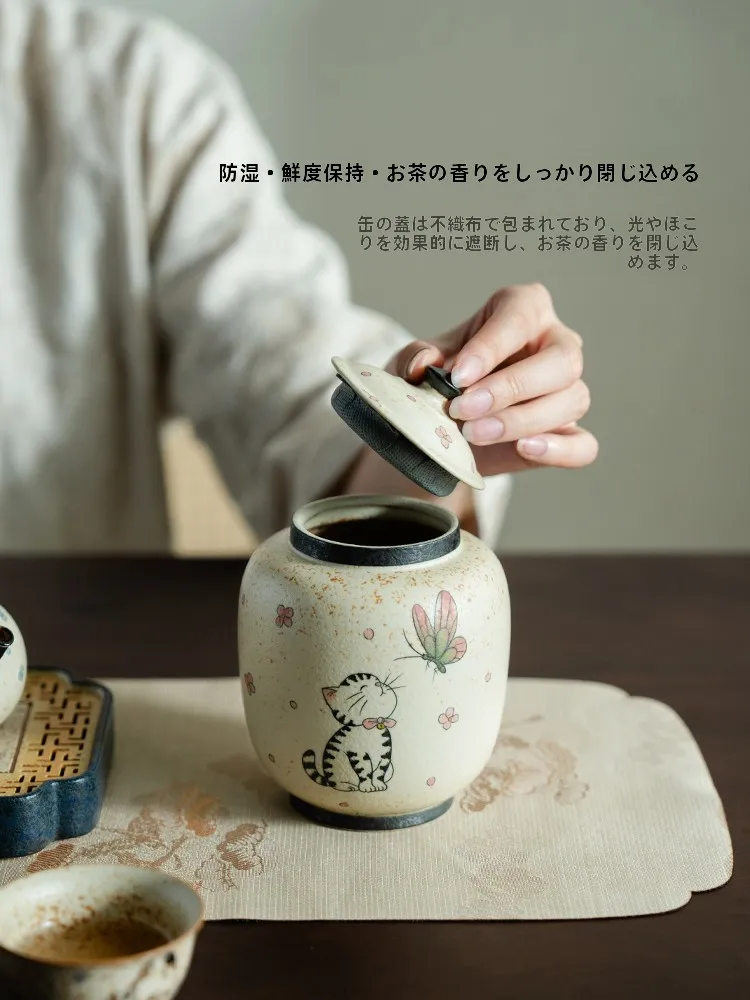 手描きの猫と蝶模様の茶葉缶：陶器製の密封防潮タイプで日常の茶道を支える