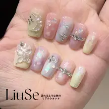 流れる色合いの手作りネイル【貝殻使用・高級感あるデザイン・貼り付けストーン付き】