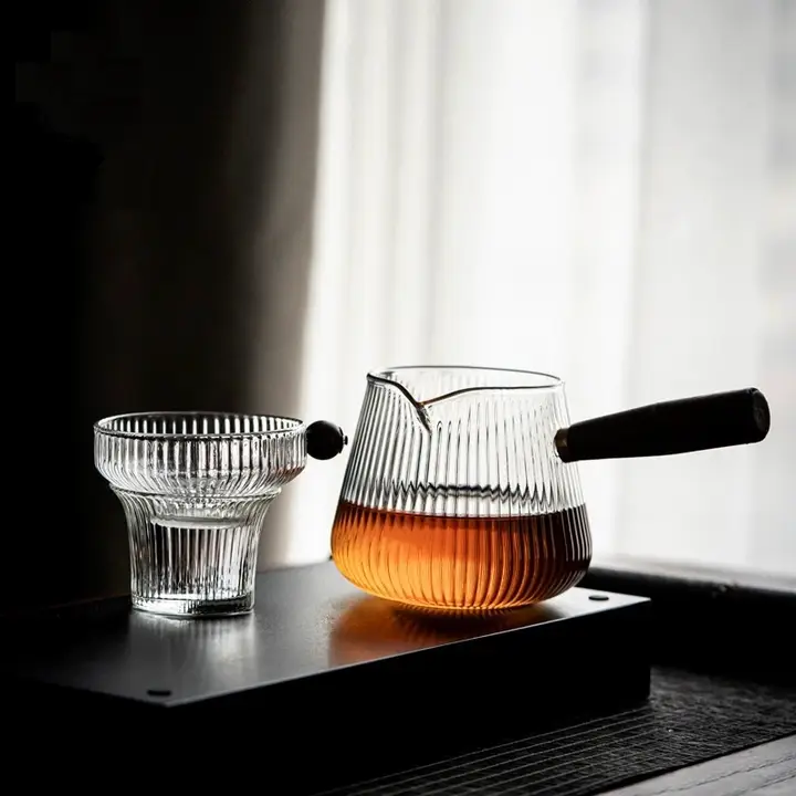 耐熱ガラス製 木製ハンドル付き公道杯【大容量・茶こし付き・和風茶具】