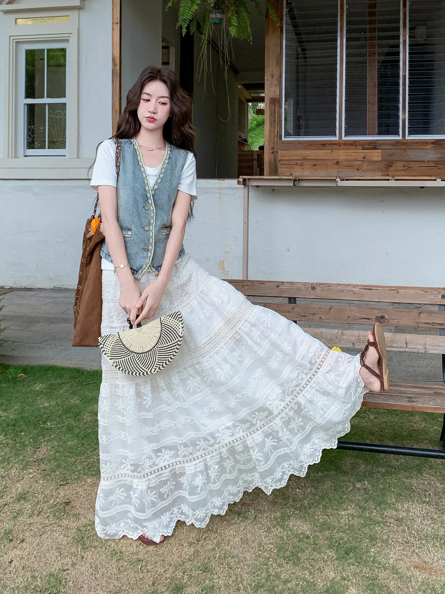 美しいデザインの刺繍デニムベストとTシャツ、レースのスカートのセットアップ：4人お揃いコーデに最適な今季のトレンドアイテム