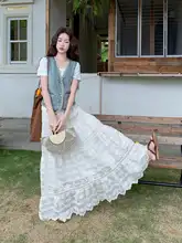 美しいデザインの刺繍デニムベストとTシャツ、レースのスカートのコーディネート（セットアップ対応）