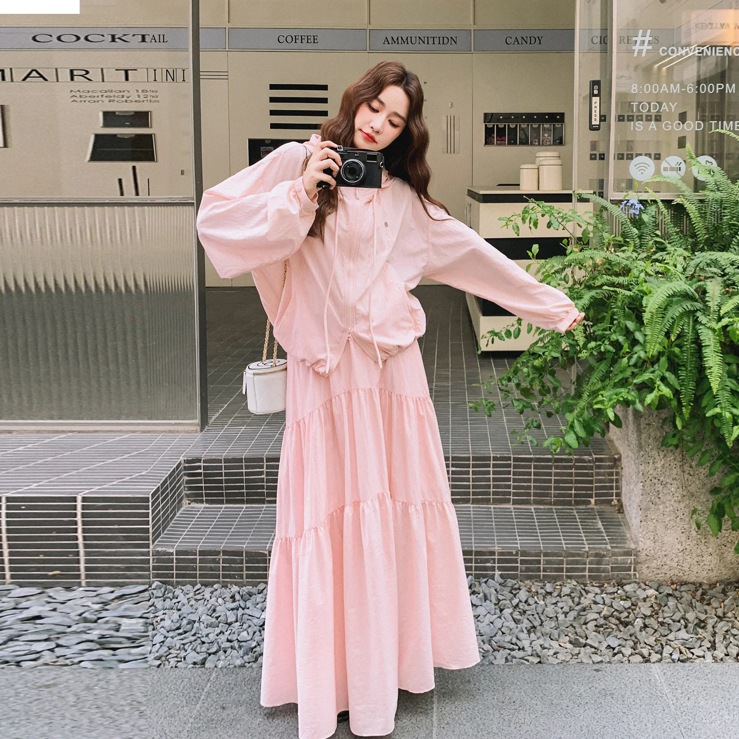 気温15度から3度の差に合う服は？軽量で柔らかいパーカーとスカートのセットアップが解決する理由