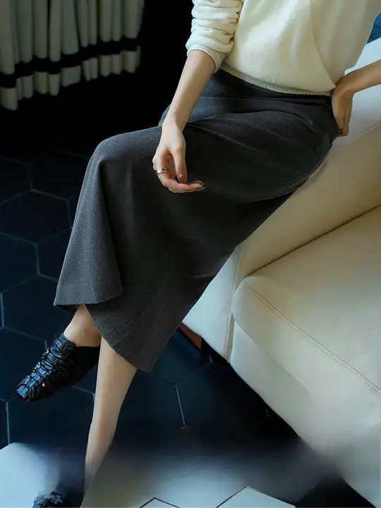 レトロなデザインのダブルフェイスTRエンボス柄タイトスカート【スリット入り・女性用】