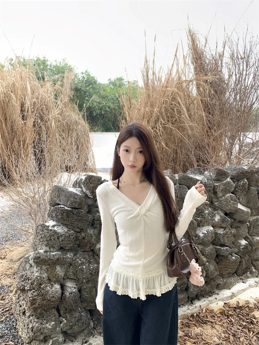 麻花デザインのニットカーディガンとフラワーレースTシャツセット：韓国ファッションらしいかわいいスタイルを実現