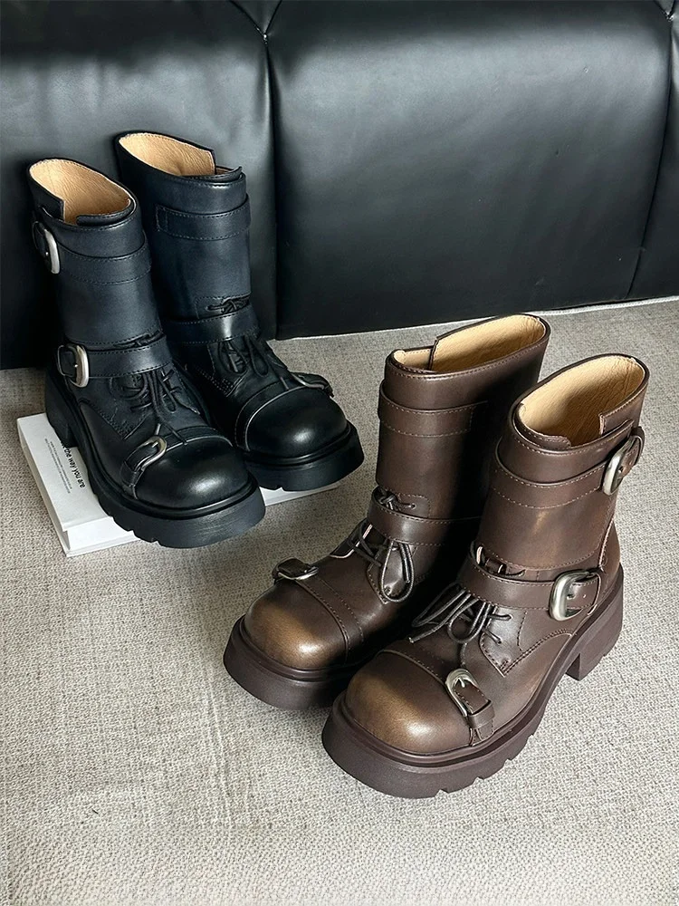 秋冬用三層ベルトデザインのショートブーツ：女性向けバックル付きファッションブーツの実用性と使い分け