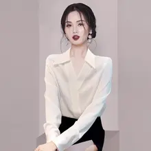 洗練されたエレガントな白シャツ【Vネック・秋春用・女性向け】