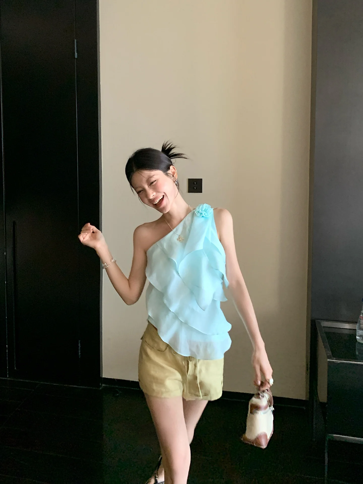 20代の女性が「おしゃれ 着こなし」に悩むとき、花柄のワンショルダーTOPSは本当におすすめ？
