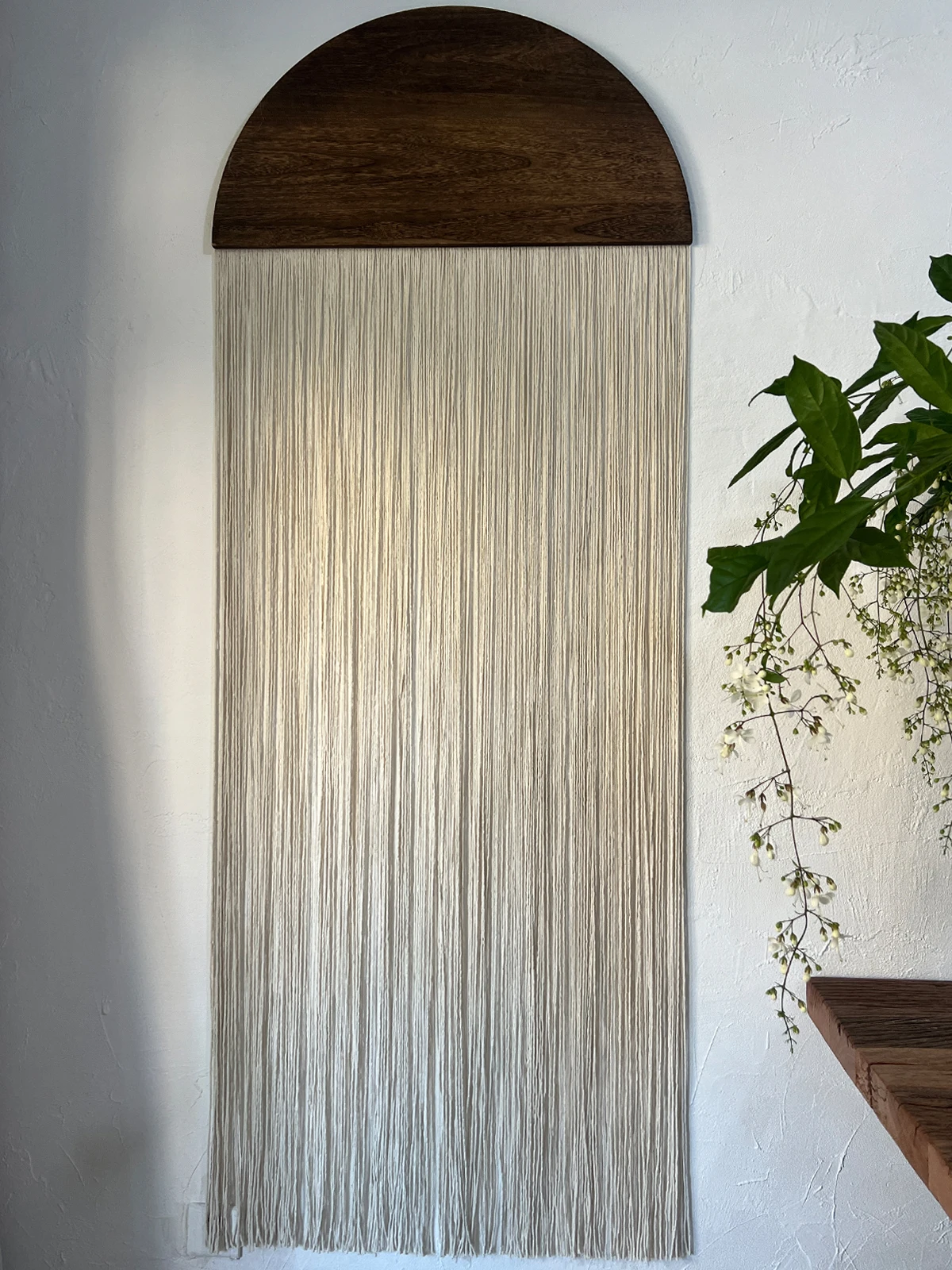 amber wall と white wall の明るさの違いは？北欧風の壁掛けタペストリーで解決する