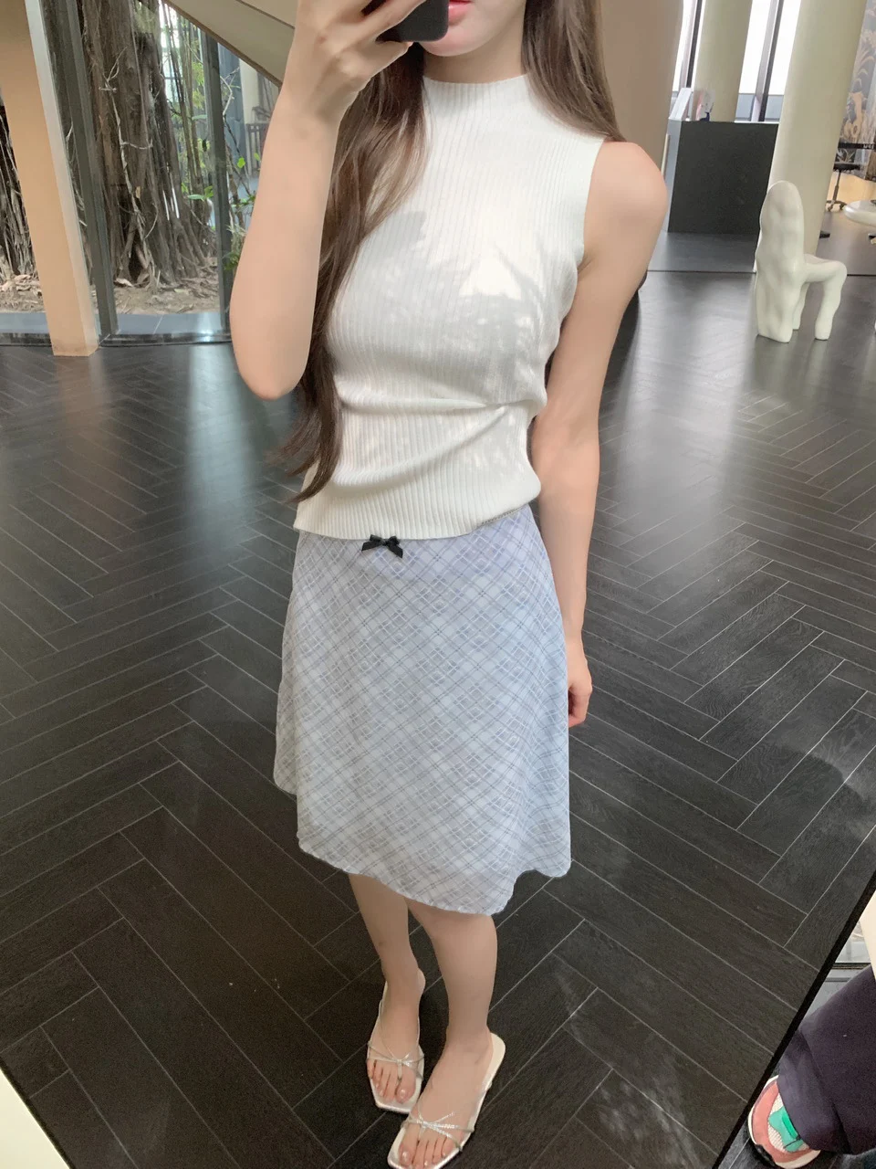 白色ハイネックニットと青いチェックスカート：20代女性の夏コーデに最適なセットアップ