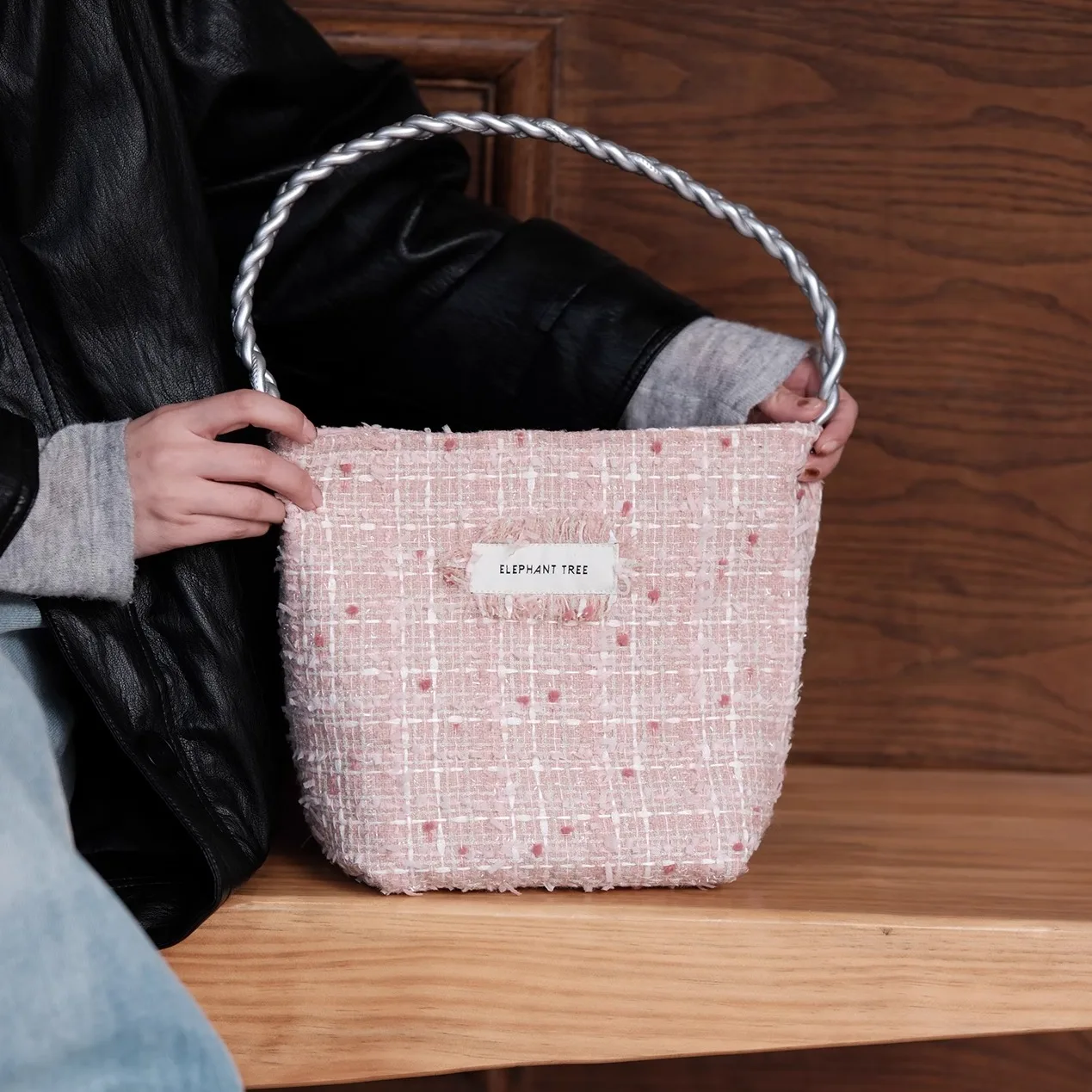 可愛いピンクのキャンバスバケットバッグ：秋冬シーズンに最適な大容量ファッションバッグの実用性解析
