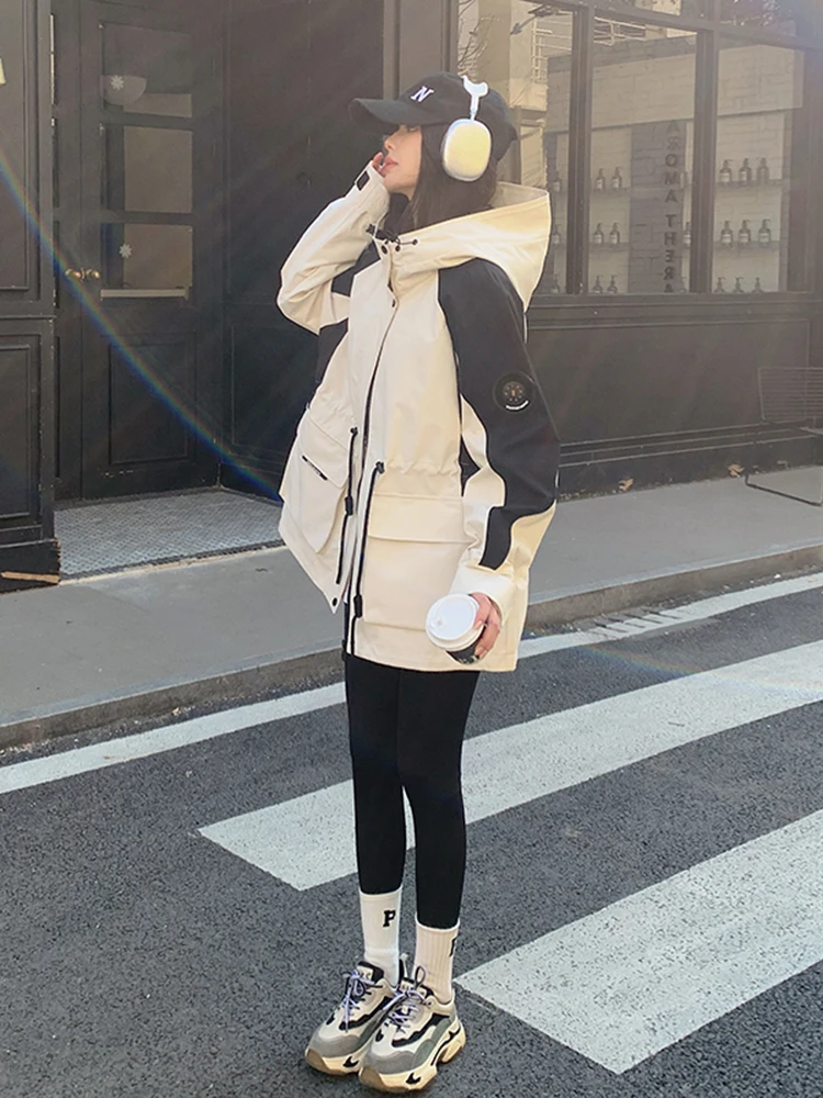 アウター セールの時期にぴったり！オフホワイトのバイカラーフードジャケットは、どんなシーンで活躍するの？