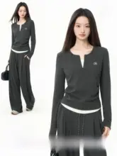 グレーの長袖Tシャツ【肩出しデザイン・秋用・カジュアル・スポーツウェア】（セットアップ対応）