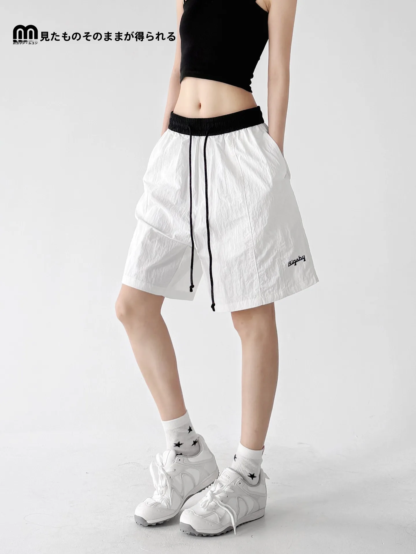 ランニングショートパンツはどんなもの？木昱子の白灰色ショートパンツが解決する日常の悩みとは