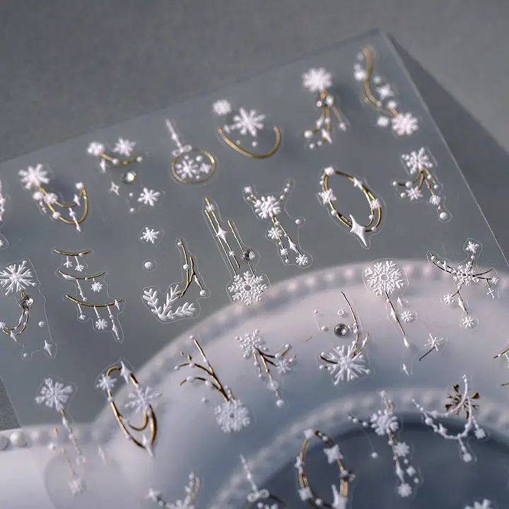 立体雪の結晶デザインのネイルステッカー【ゴールドアクセント・デコレーション用・小さな模様】
