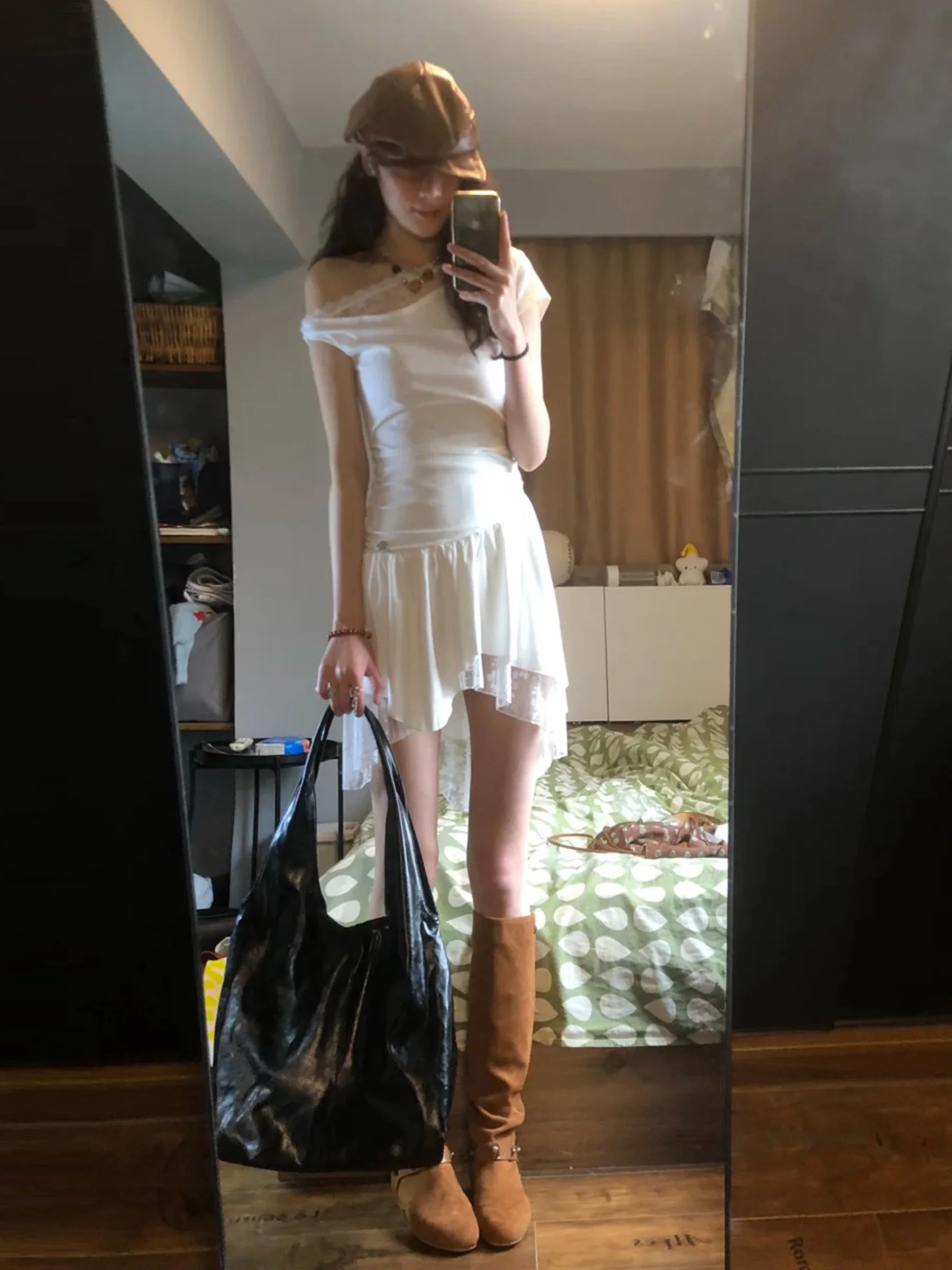 20代女性が夏に選ぶべき「オシャレな着こなし」は、この白色の斜め肩レース切替ワンピース？