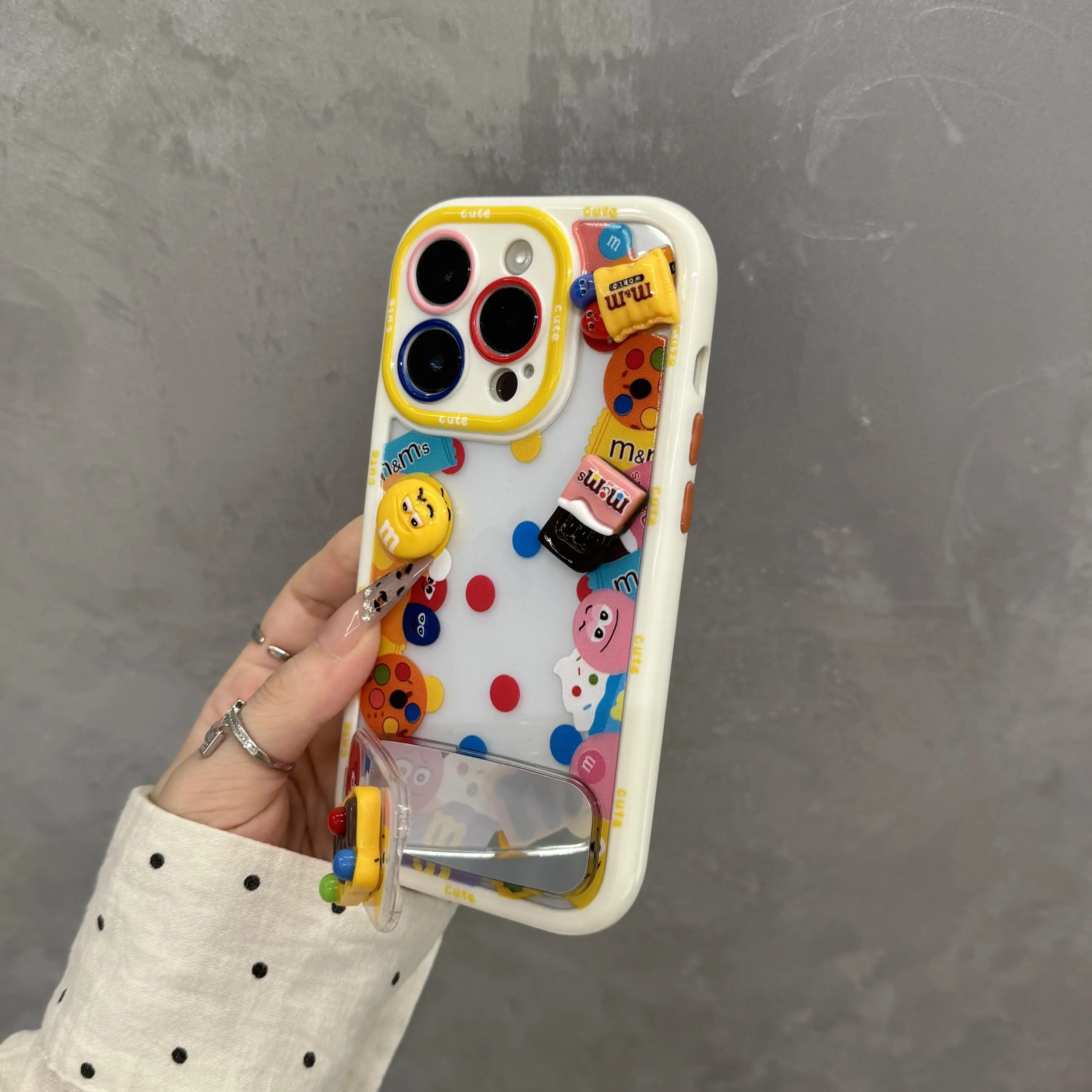 カラフルな豆デザインのiPhone用クリアケース：おもしろさと保護の両立