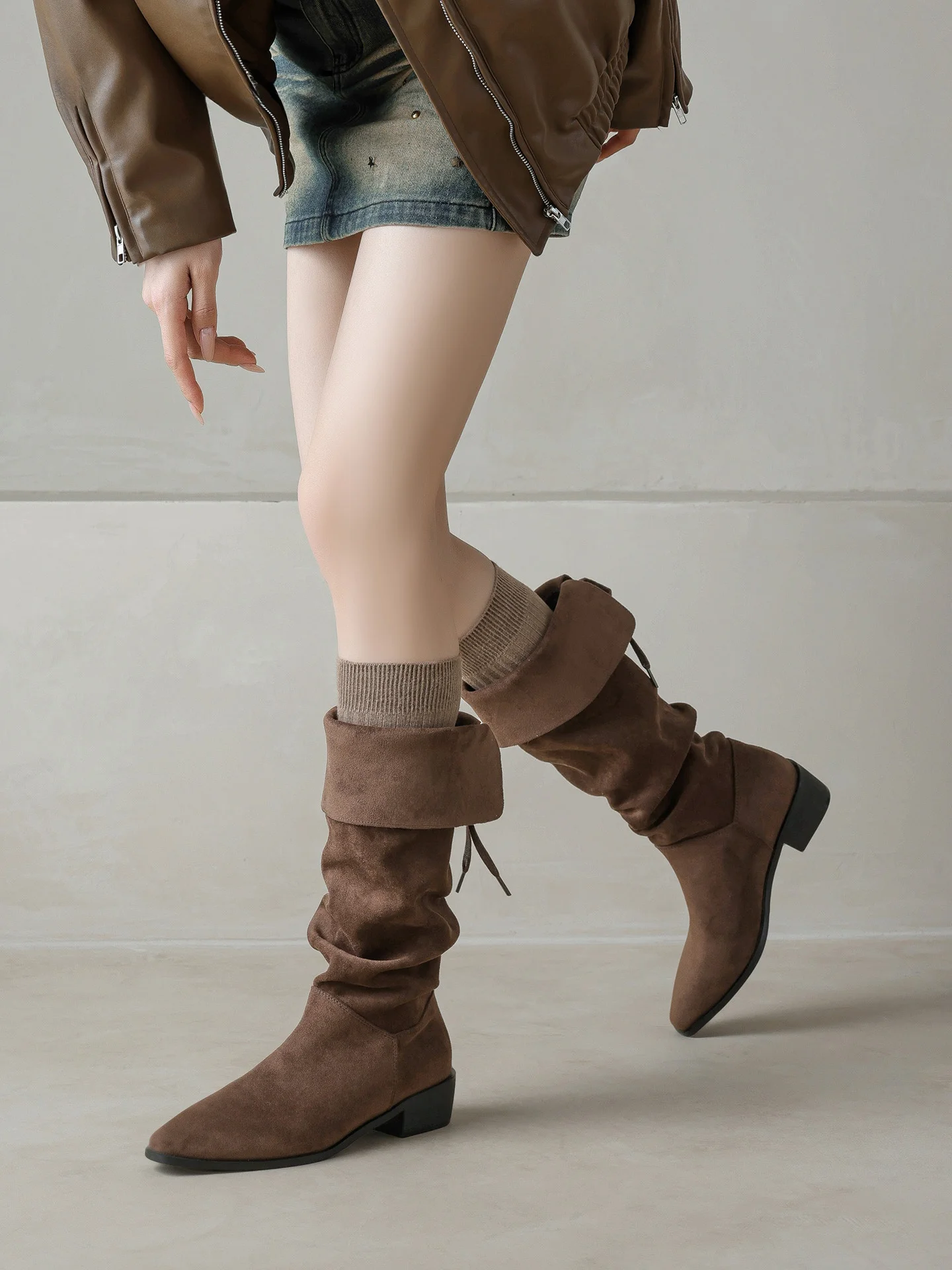 11月に着るレディース服装の季節感は？春の粗いヒールが特徴の長筒ブーツでどう解決する？