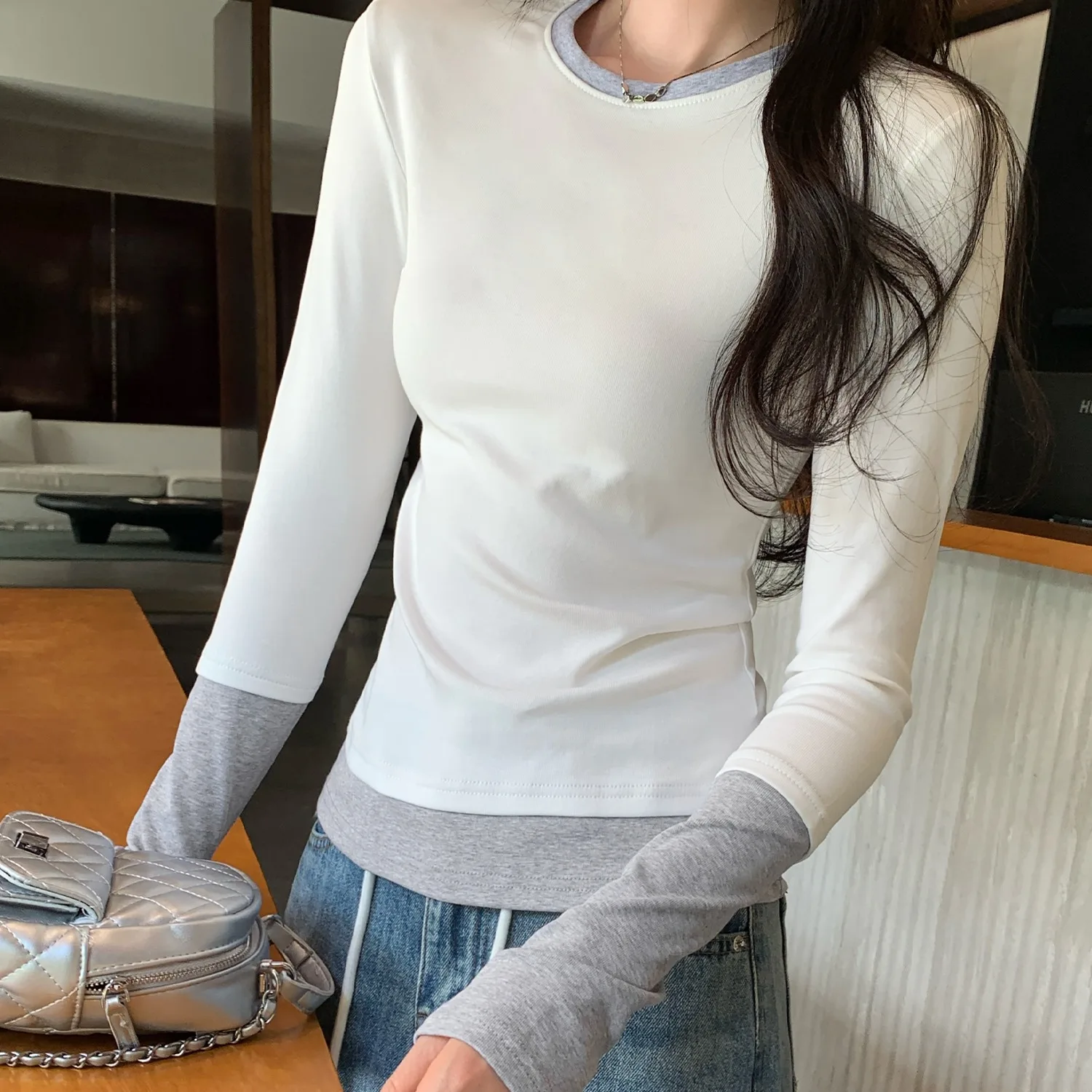 「Tシャツの下に着る長袖がダサい」と思うなら、この1点で解決できる？