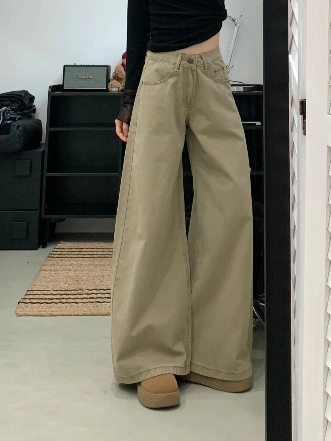 カーキ色ハイウエストストレートジーンズ：女性向けのフィット感と通気性を両立した日常着