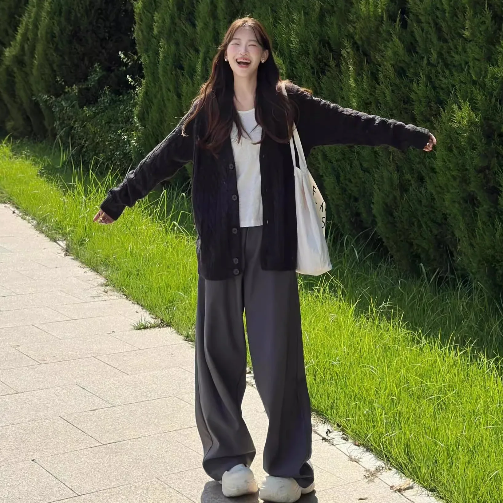 灰色ズボンコーデの実用性を検証：高身長向けロングテーラードパンツの着こなしとシーン別適用