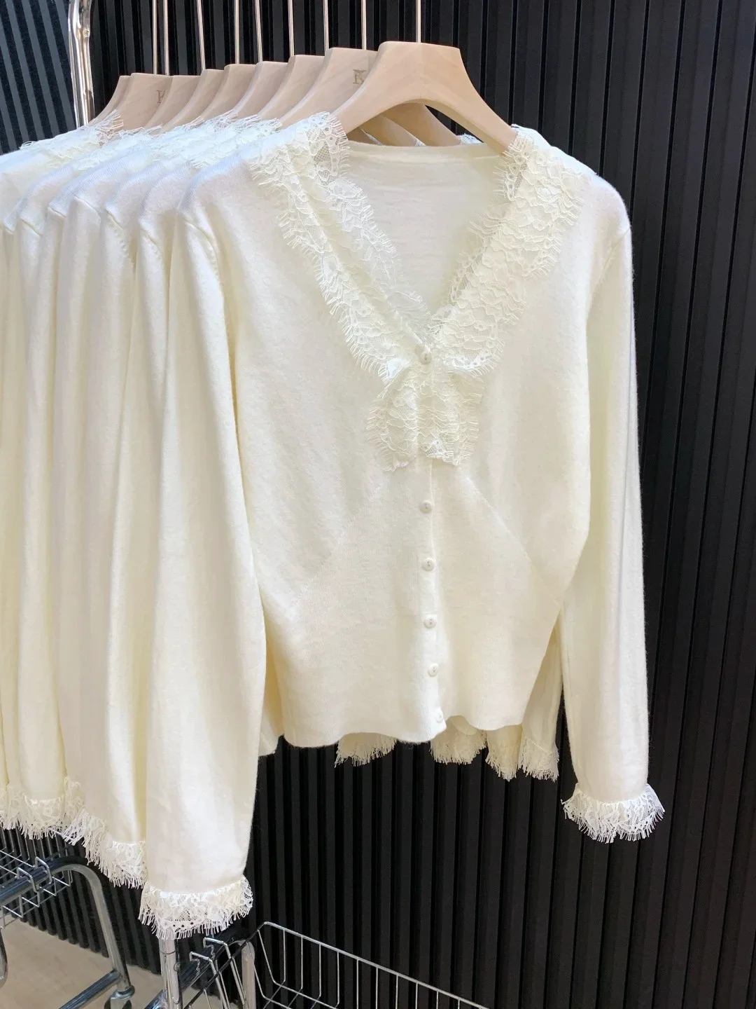 柔らかいVネックニットカーディガン：通勤風の花边デザインが万能色としての実用性を実証