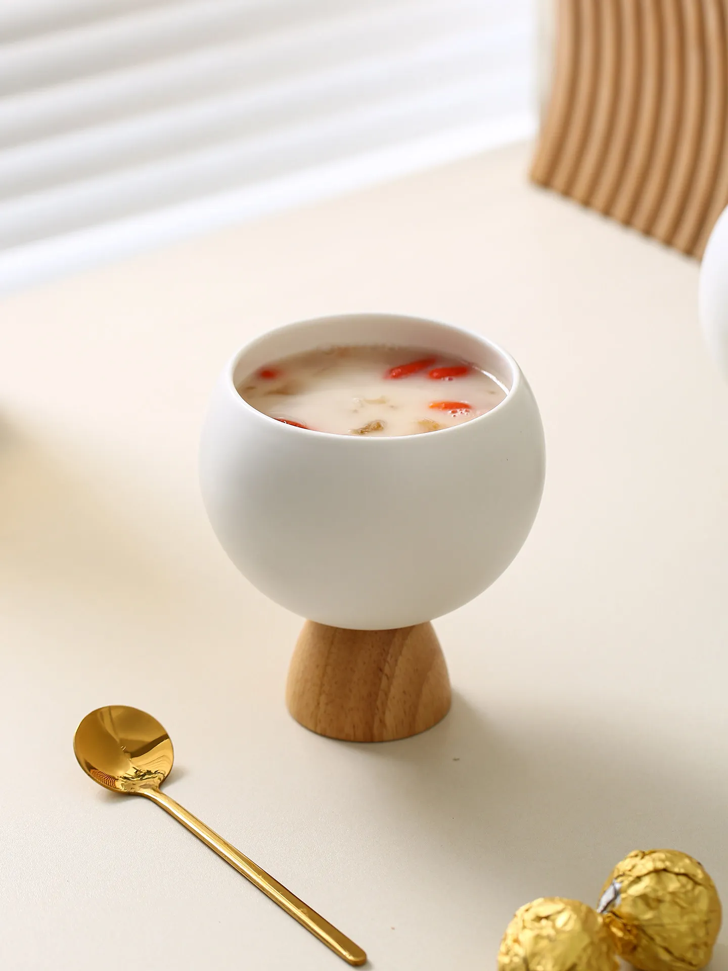 お菓子カップ容器を選ぶときに迷うのは、本当に「見た目」なのか？