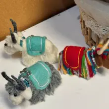 ネパール製 羊毛フェルトのキーホルダー【かわいい牛のデザイン・手作り】