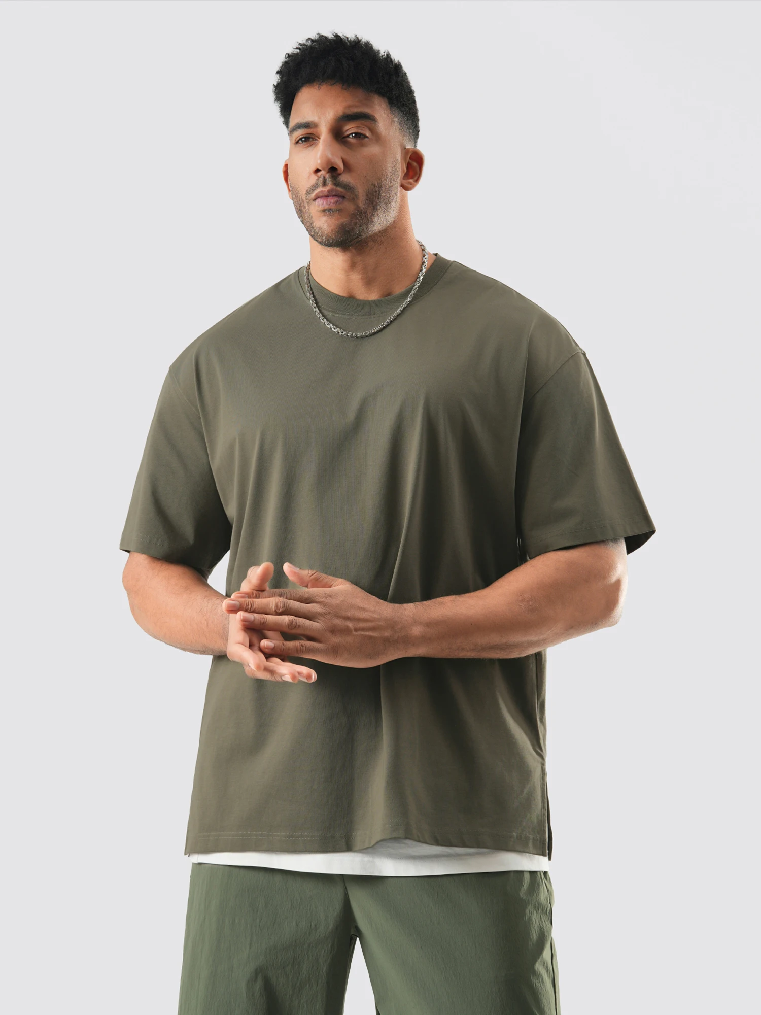 ストリートファッションの本質を学ぶ：涼感ニットTシャツの実用性と着こなし