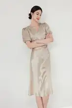 フレンチスタイルの優雅なVネックバブルスリーブドレス【醸酸サテン・フィット感】