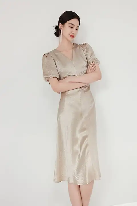 フレンチスタイルの優雅なVネックバブルスリーブドレス【醸酸サテン・フィット感】