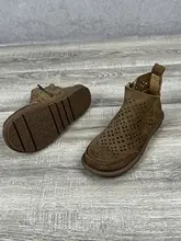 レトロデザインの高めヒールサンダル【本革・透穴・通気性・フラットソール】
