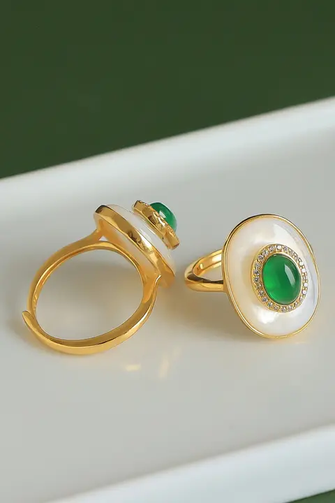 天然グリーンメノウと白貝母のリング【高級感あるデザイン・純銀金メッキ・サイズ調整可能】