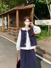レトロなデザインの女性用ベストとゆったりとしたスカート、シャツの組み合わせ（セットアップ対応）