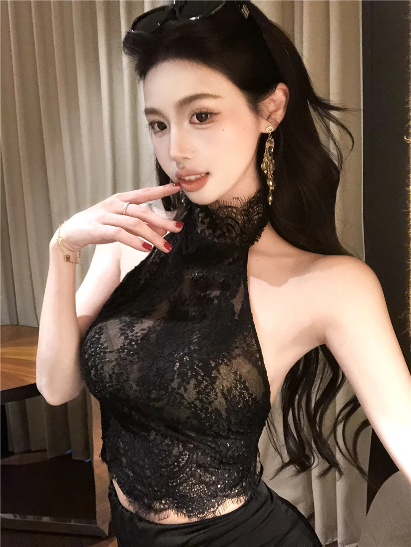 黒のレーストップスは、通勤スタイルを一気に引き上げる鍵なの？