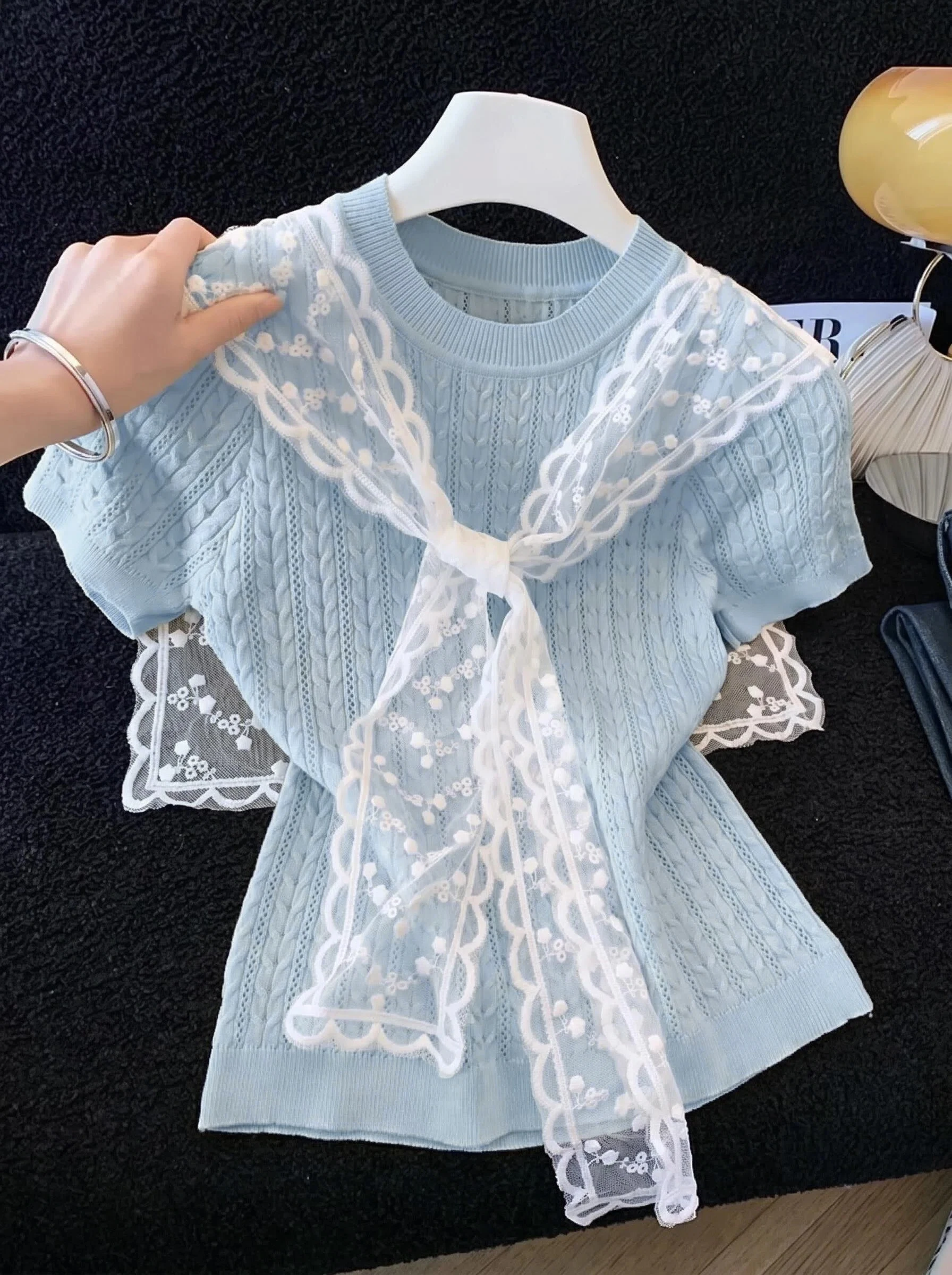 光沢感のあるクリーム色アイスシルクTシャツ：レディースフィットカーディガン付きの着用感と季節性