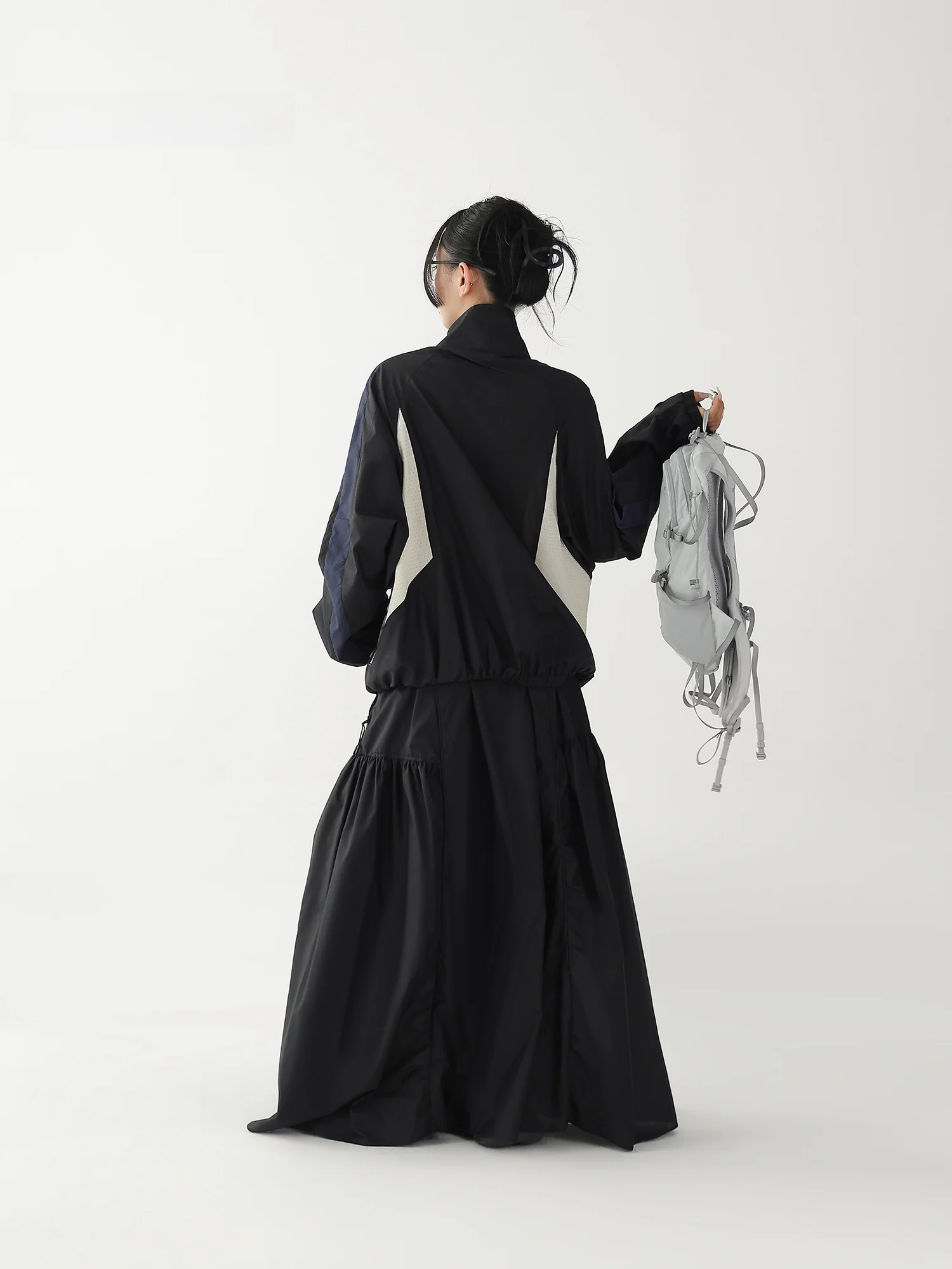 NEZAVISIY ブラックジャケットとブラックスカートセット：高級スポーツウェアの夏季実用性と素材特性