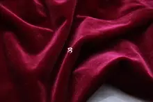 極上の柔らかさの酒紅色ベルベット生地【デザイナー素材】