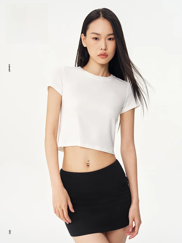 シンプルな白いラウンドネックのショートスリーブTシャツ【女性用・夏用・フィット感のあるデザイン】