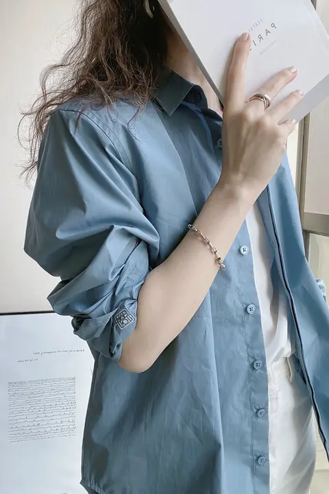 雰囲気漂うアンティークブルーのレディースシャツ【ゆったりシルエット・春夏用・デザイン性】