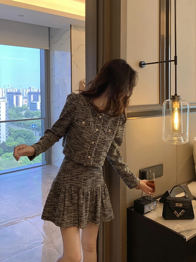 22度の気温で40代女性が着るべきジャケットとスカートのセットは？
