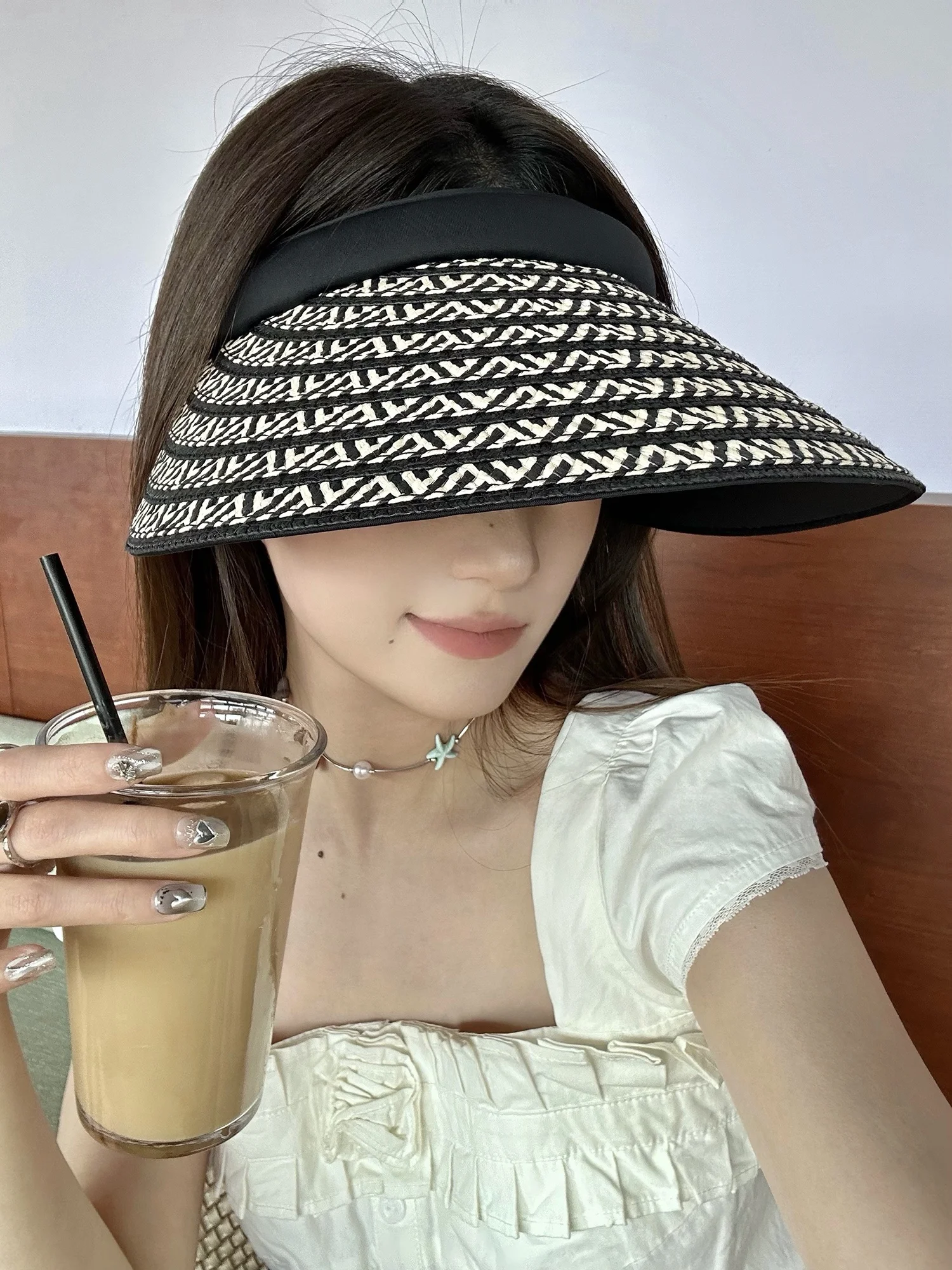 夏のバイカーファッションで何を選びたい？空頂草帽がもたらす、心地よい一瞬とは