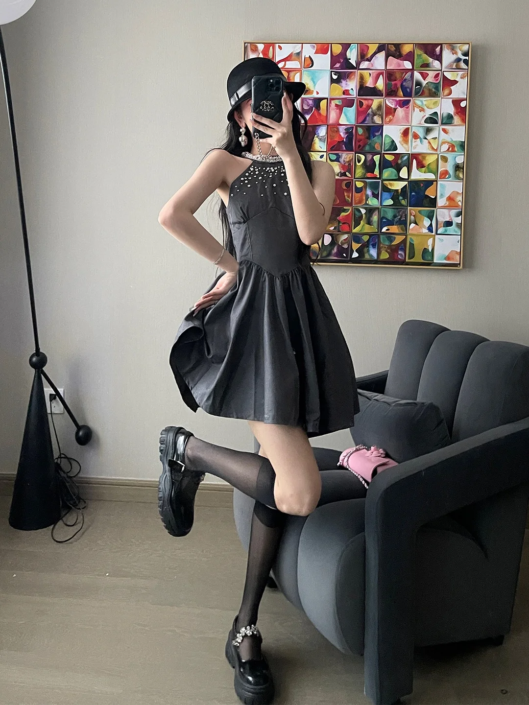 ChiclyNana セクシーオフショルダー ワンピース：フレンチスタイルとプリーツが特徴の夏用ショートワンピース
